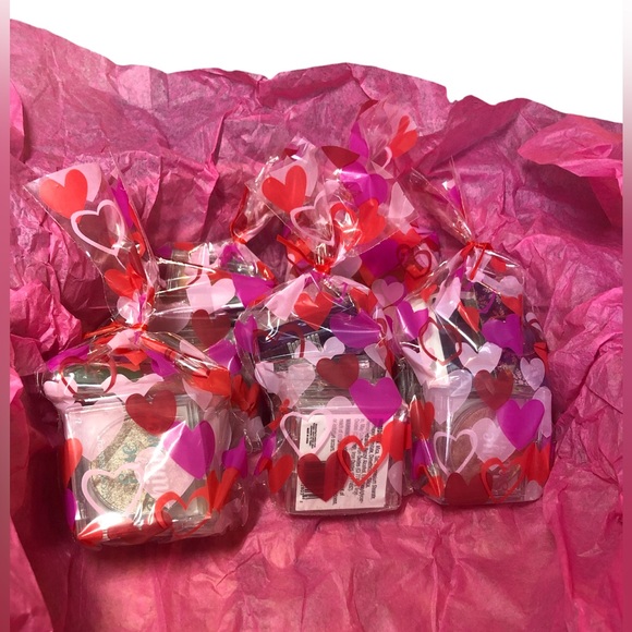 💕 Surprise Valentine’s Beauty bag 💕 - Picture 2 of 3